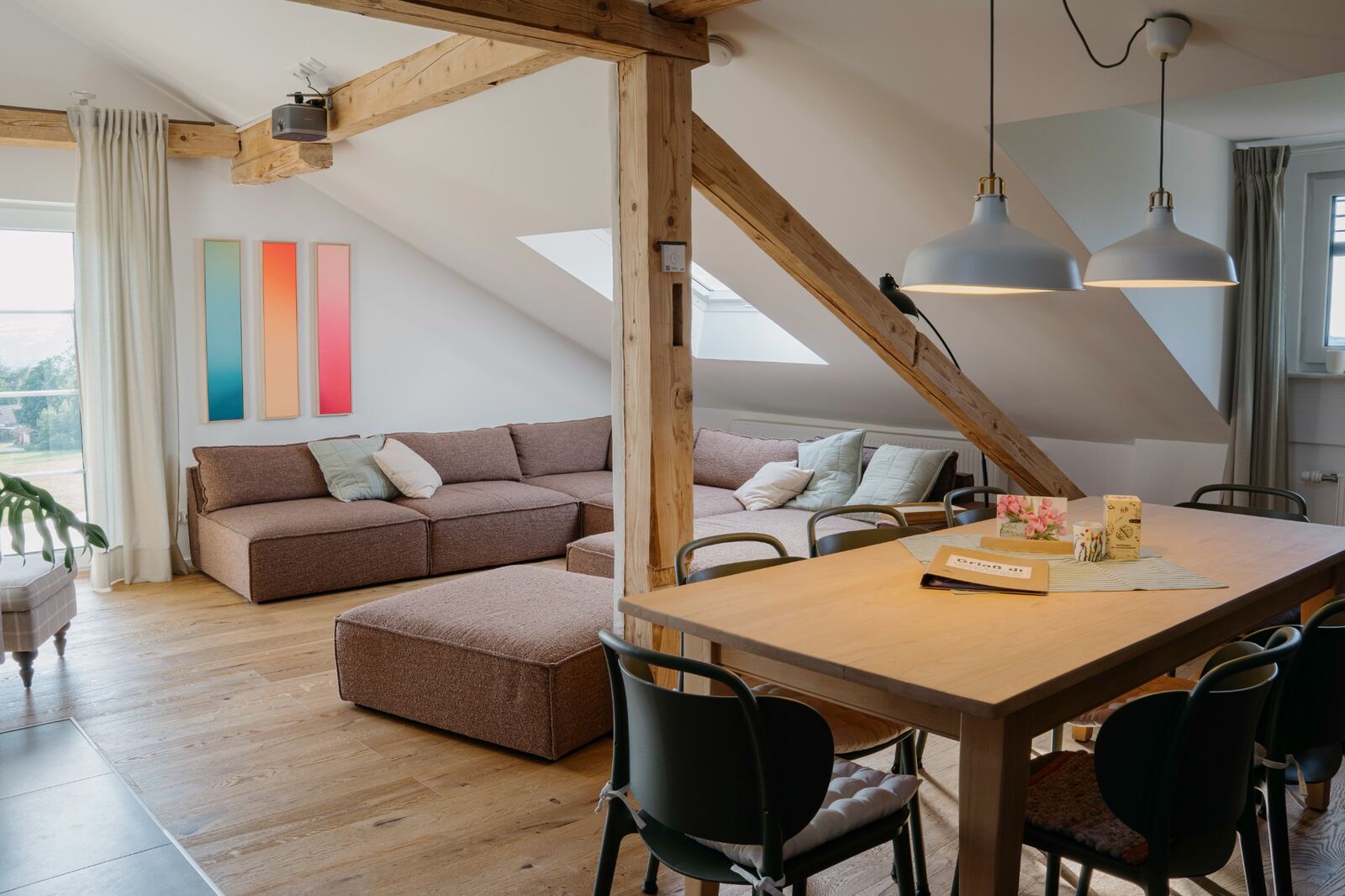 Großzügiger Wohn- und Essbereich der Ferienwohnung Albis