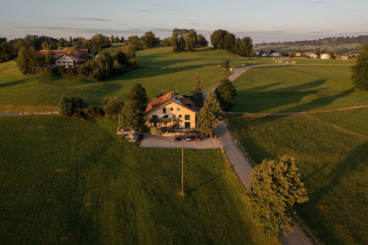 Das Haus Albis inmitten grüner Allgäuer Wiesen