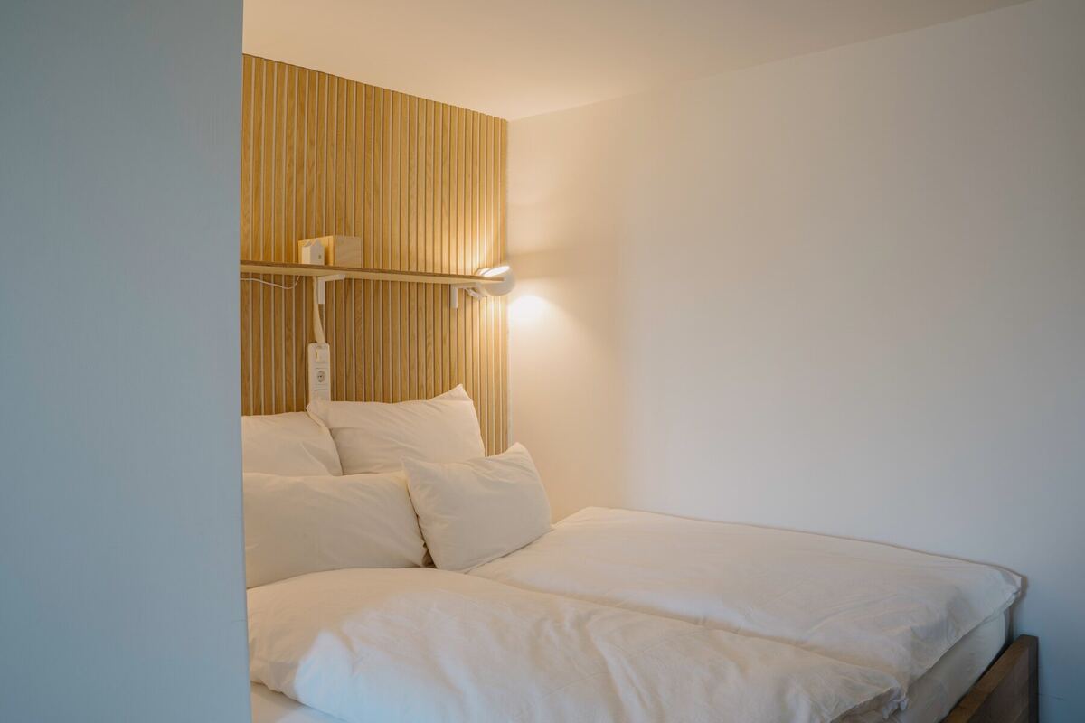 Schlafzimmer in Albis mit Doppelbett und Holzelementen