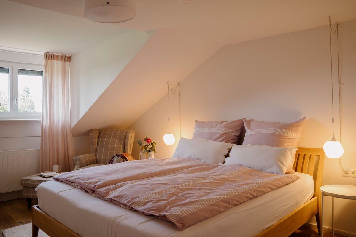 Schlafzimmer in Albis mit Doppelbett und rosafarbenen Textilien